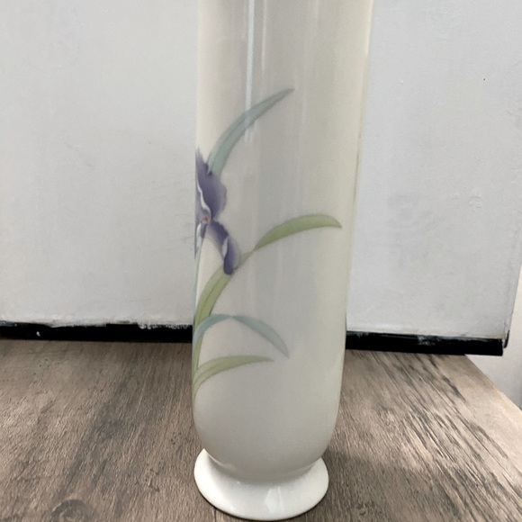Otagiri Iris Bouquet porcelain vase made in Japan from the 1980’s Vintage - Picture 2 of 9